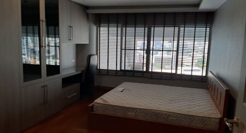 For rent 3 bedrooms condo in Khlong Toei, Bangkok
