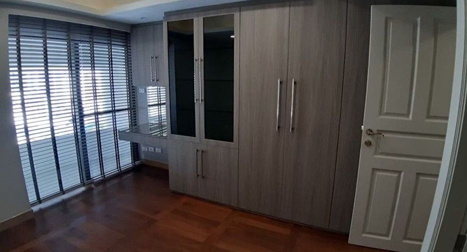 For rent 3 bedrooms condo in Khlong Toei, Bangkok