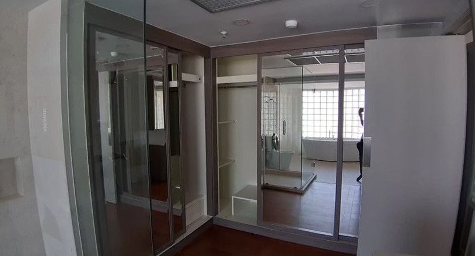 For rent 3 bedrooms condo in Khlong Toei, Bangkok