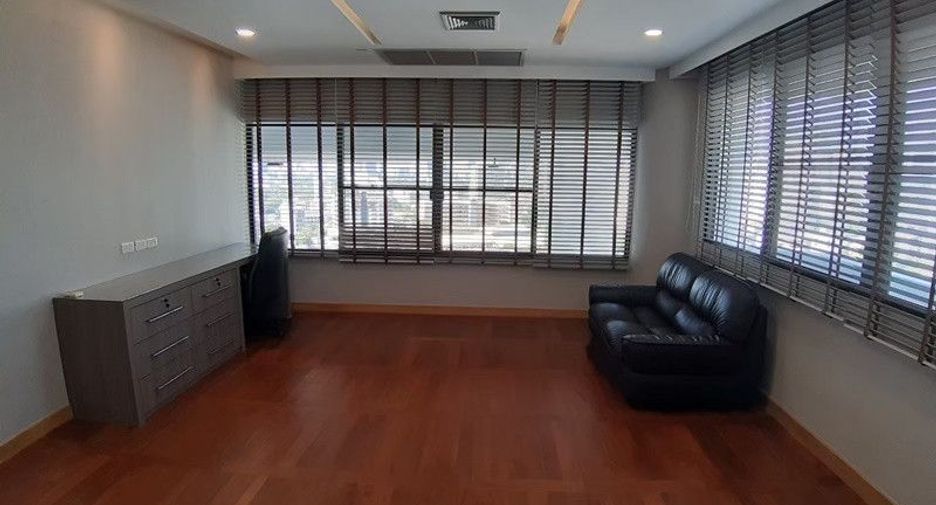 For rent 3 bedrooms condo in Khlong Toei, Bangkok