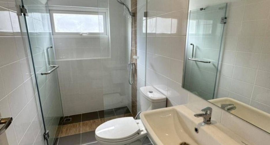 Casa en alquiler de 3 habitaciones en Bang Phli, Samut Prakan