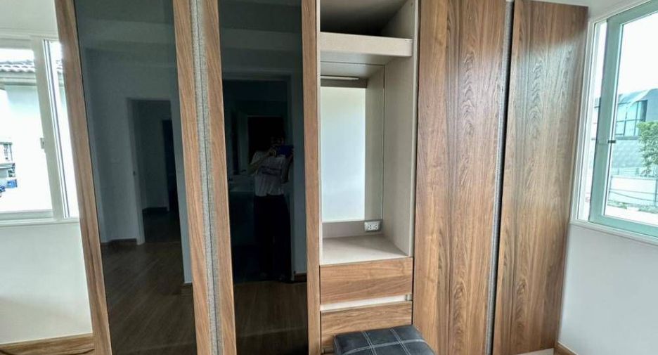 Casa en alquiler de 3 habitaciones en Bang Phli, Samut Prakan