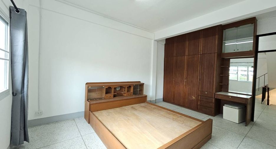 For rent 2 bedrooms retail Space in Bang Na, Bangkok
