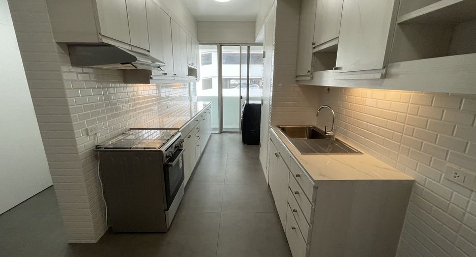 For rent 3 bedrooms apartment in Khlong Toei, Bangkok