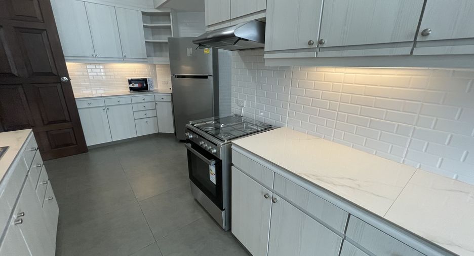 For rent 3 bedrooms apartment in Khlong Toei, Bangkok