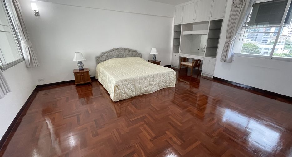 For rent 3 bedrooms apartment in Khlong Toei, Bangkok