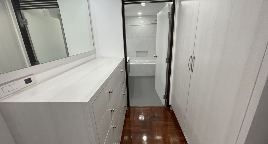For rent 3 bedrooms apartment in Khlong Toei, Bangkok