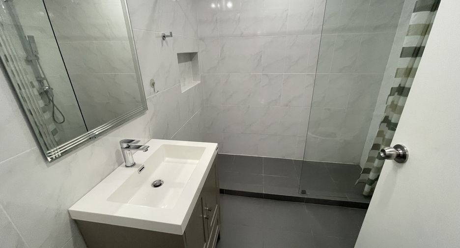 For rent 3 bedrooms apartment in Khlong Toei, Bangkok