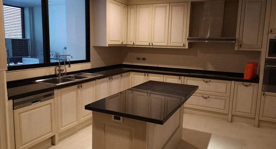 For rent 4 bedrooms condo in Watthana, Bangkok