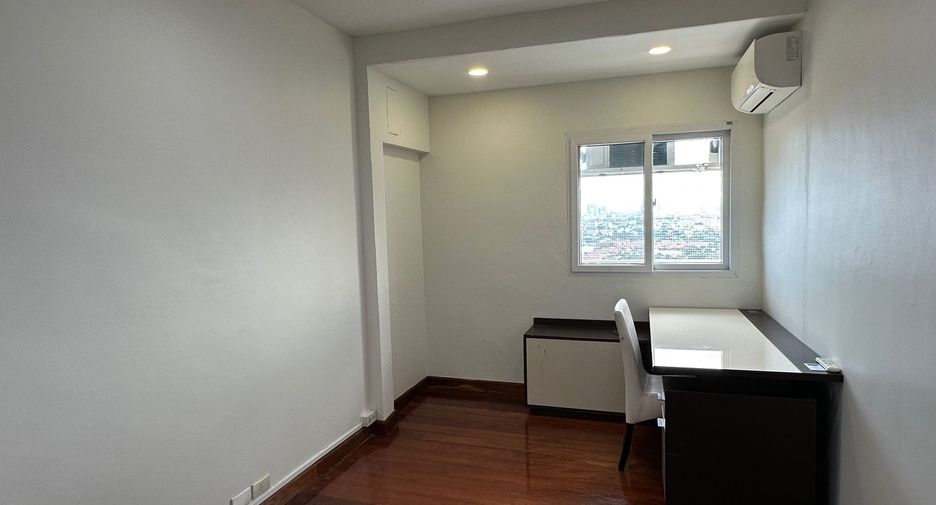For rent 3 bedrooms condo in Suan Luang, Bangkok
