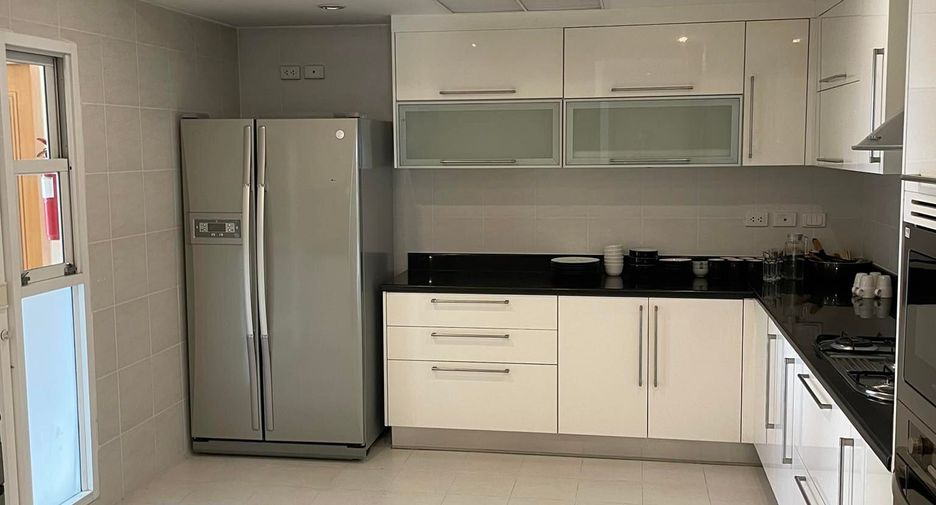 For rent 3 bedrooms apartment in Khlong Toei, Bangkok