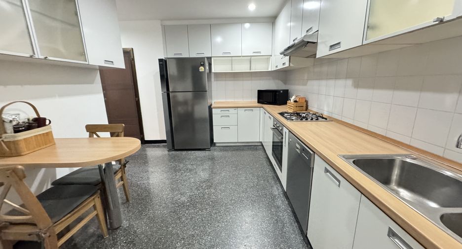 For rent 4 bedrooms condo in Watthana, Bangkok