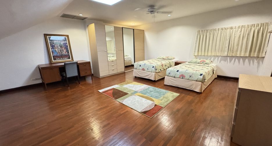 For rent 4 bedrooms condo in Watthana, Bangkok