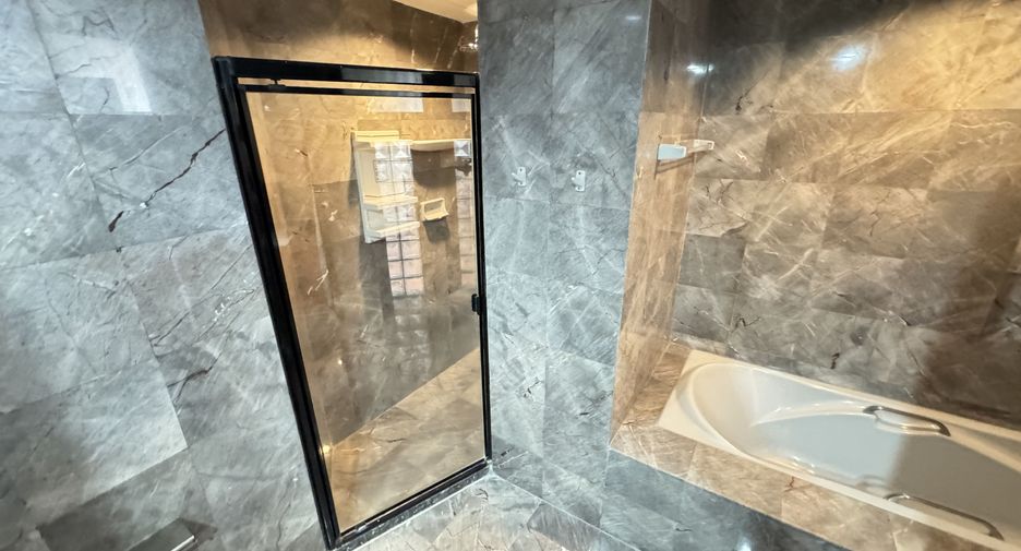 For rent 4 bedrooms condo in Watthana, Bangkok