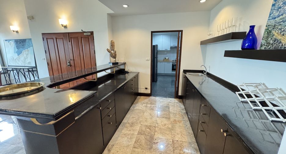 For rent 4 bedrooms condo in Watthana, Bangkok