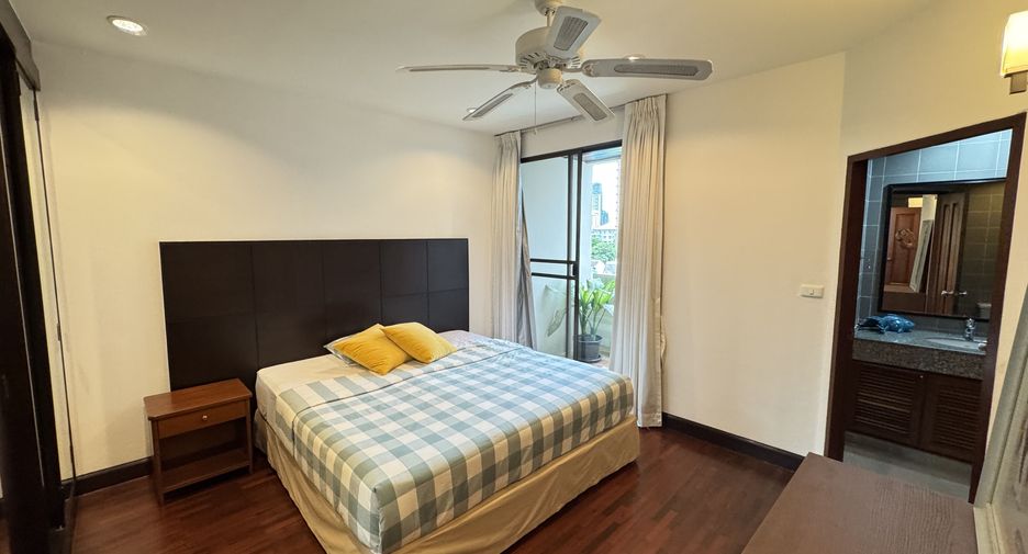 For rent 4 bedrooms condo in Watthana, Bangkok