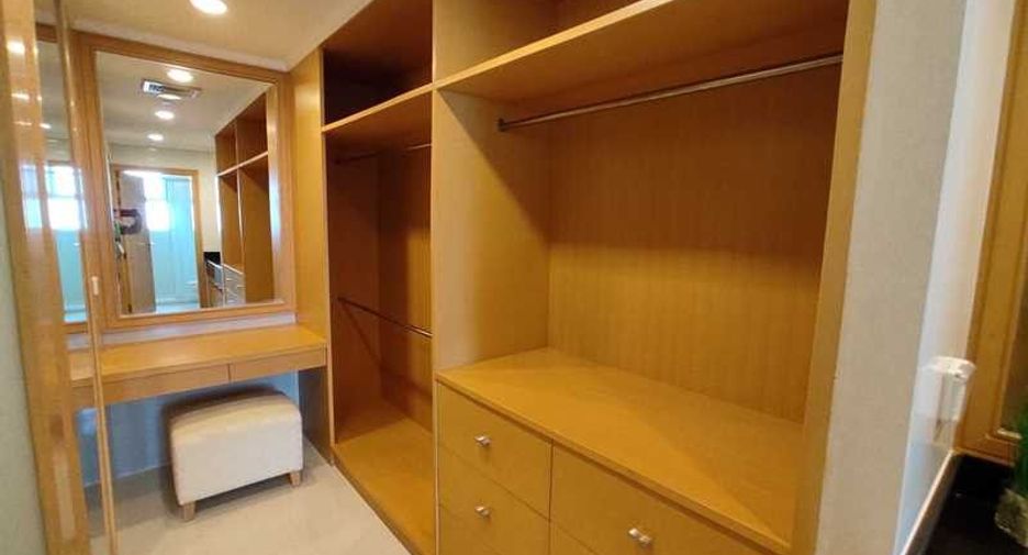 Condo en alquiler de 3 habitaciones en Khlong Toei, Bangkok