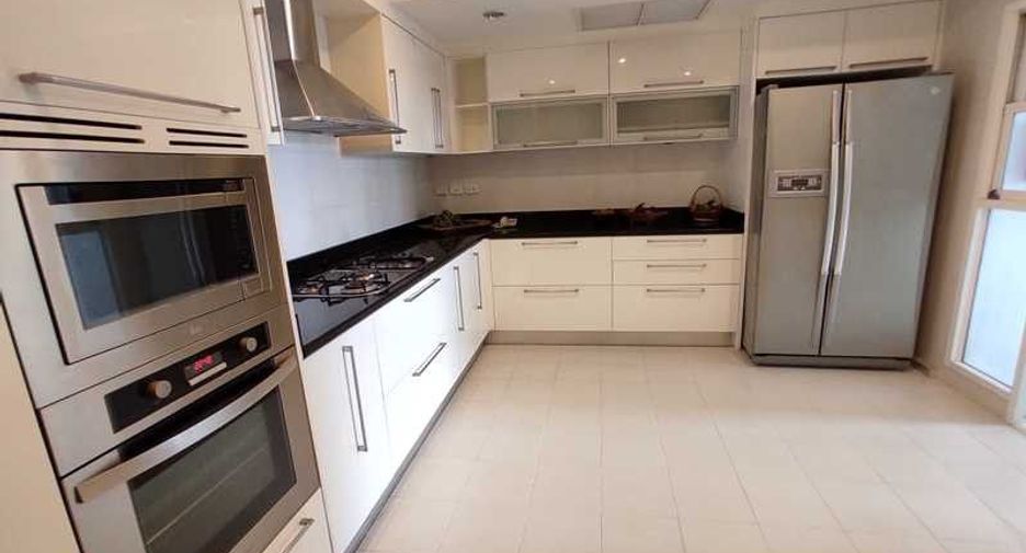 Condo en alquiler de 3 habitaciones en Khlong Toei, Bangkok