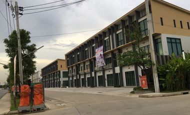 Casa adosada en venta de 2 habitaciones en Suan Luang, Bangkok