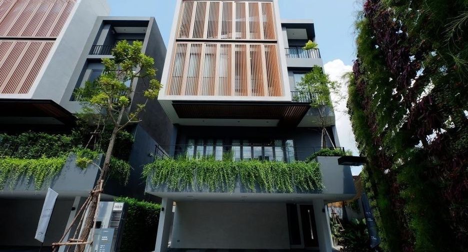 For rent 4 bedrooms house in Watthana, Bangkok