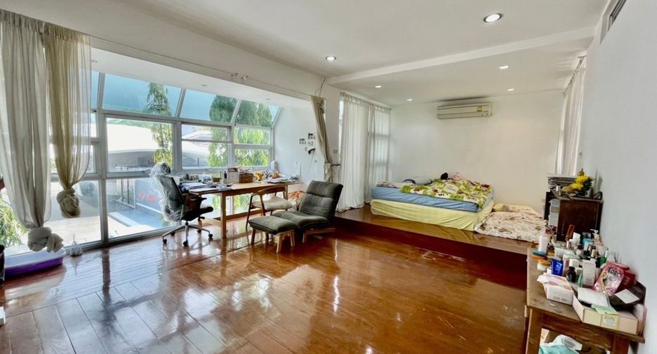 For sale 2 bedrooms house in Watthana, Bangkok