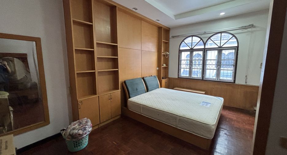 For sale 10 bedrooms townhouse in Khlong Toei, Bangkok