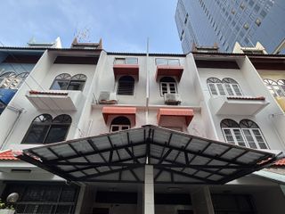 For sale 10 ベッドルーム townhouse in Khlong Toei, Bangkok