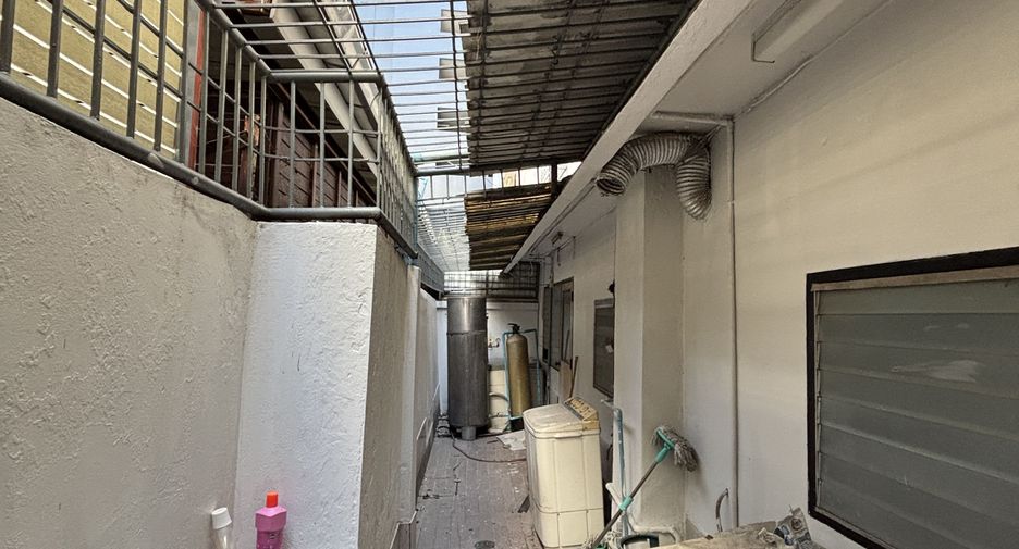 For sale 10 bedrooms townhouse in Khlong Toei, Bangkok