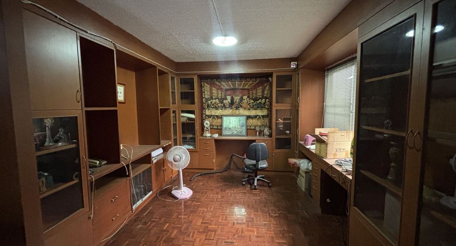 For sale 10 bedrooms townhouse in Khlong Toei, Bangkok