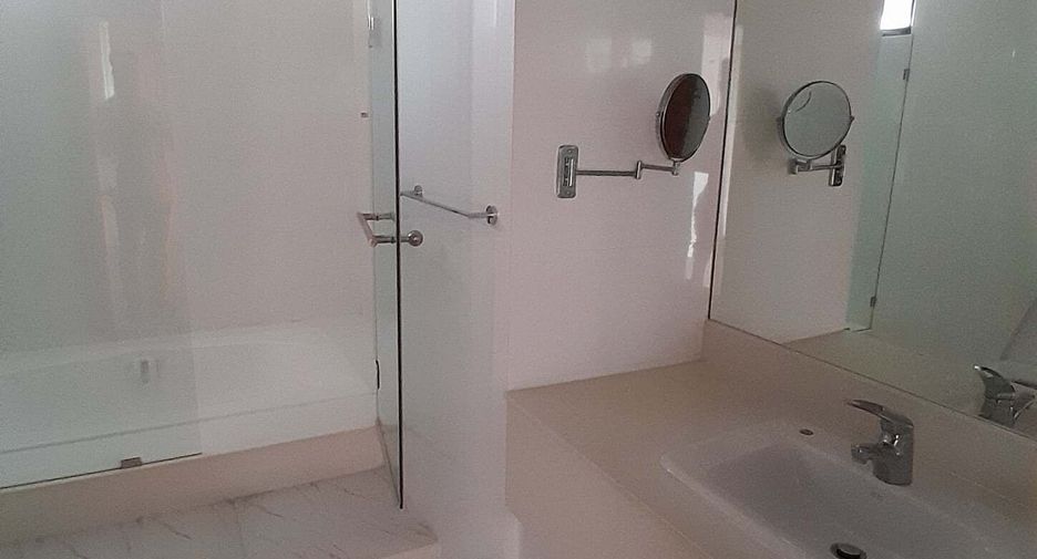 For rent 3 bedrooms condo in Khlong Toei, Bangkok