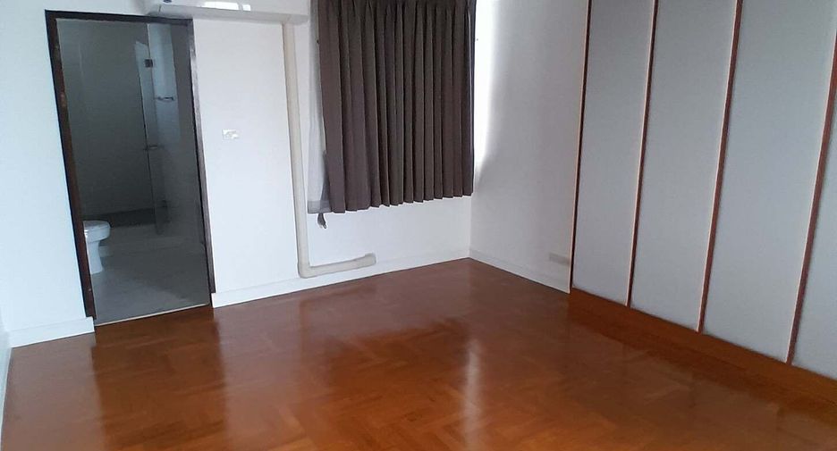 For rent 3 bedrooms condo in Khlong Toei, Bangkok