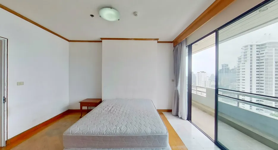 For rent 3 bedrooms apartment in Watthana, Bangkok