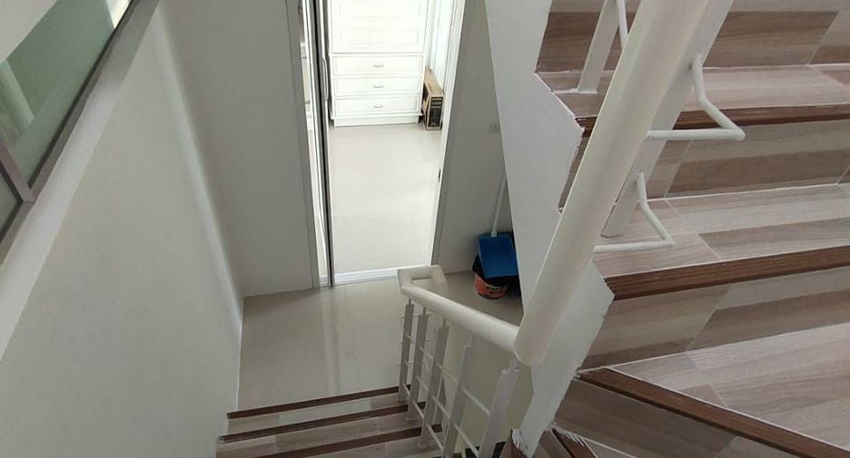For rent 4 bedrooms townhouse in Mueang Samut Prakan, Samut Prakan