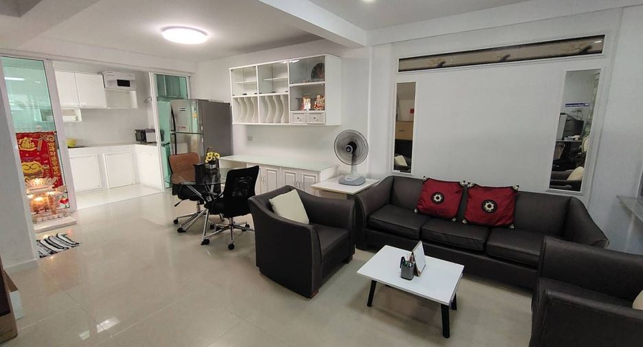For rent 4 bedrooms townhouse in Mueang Samut Prakan, Samut Prakan