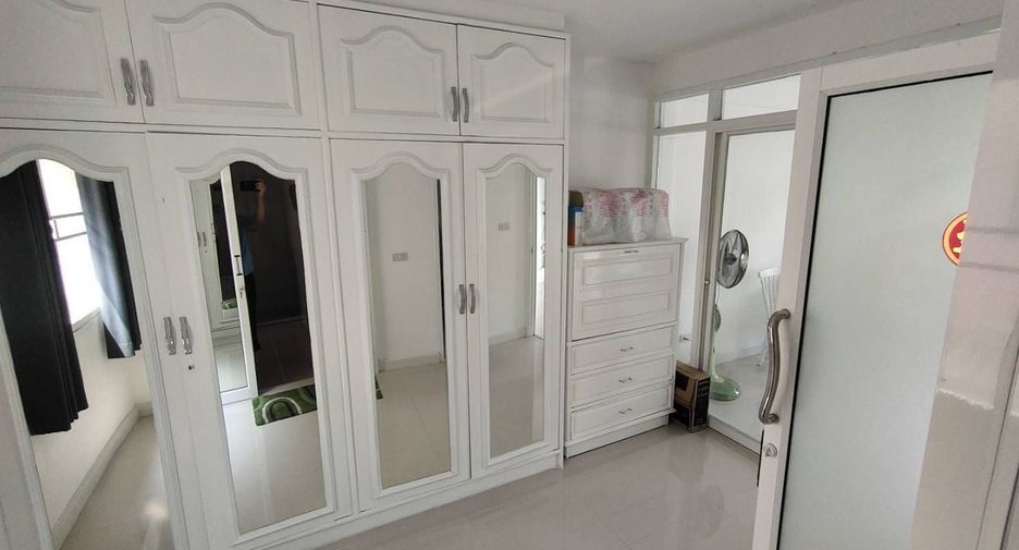 For rent 4 bedrooms townhouse in Mueang Samut Prakan, Samut Prakan