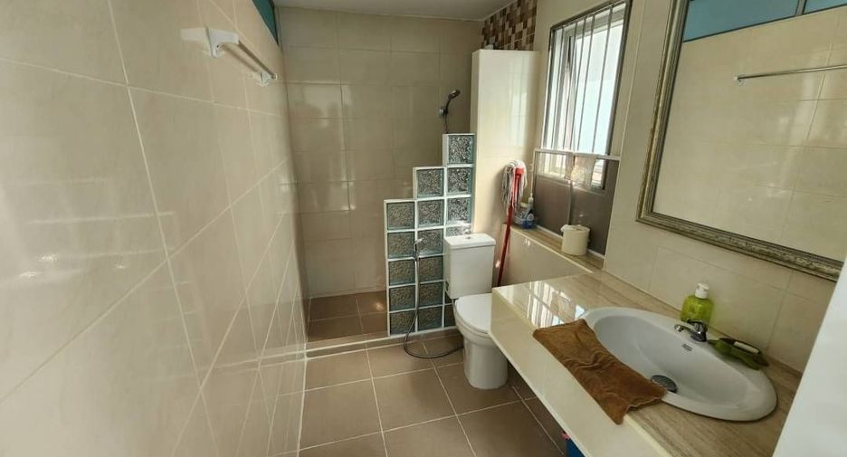 For rent 4 bedrooms townhouse in Mueang Samut Prakan, Samut Prakan