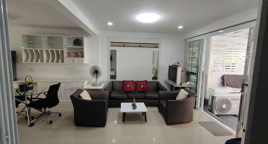 For rent 4 bedrooms townhouse in Mueang Samut Prakan, Samut Prakan