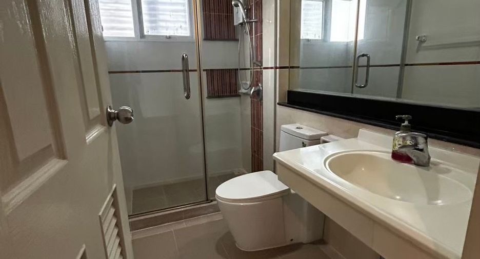 For rent 3 bedrooms townhouse in Lak Si, Bangkok