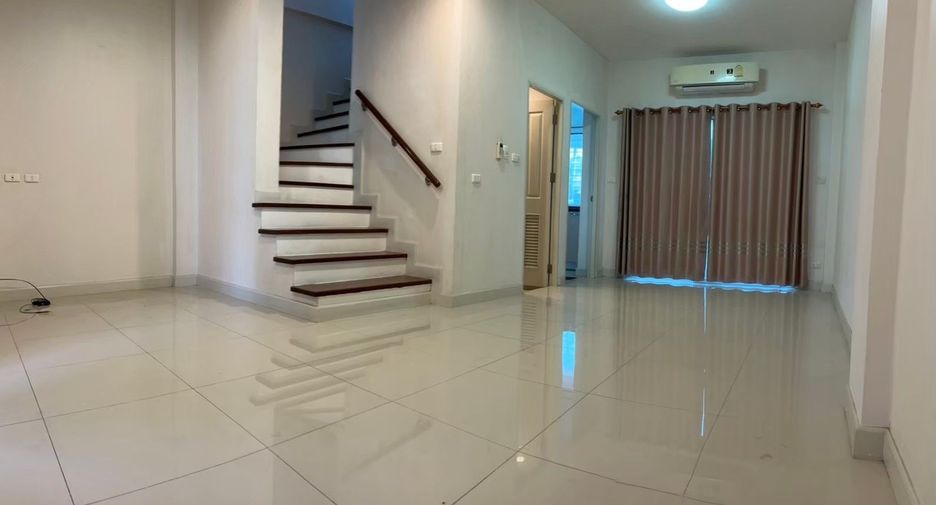 For rent 3 bedrooms townhouse in Lak Si, Bangkok