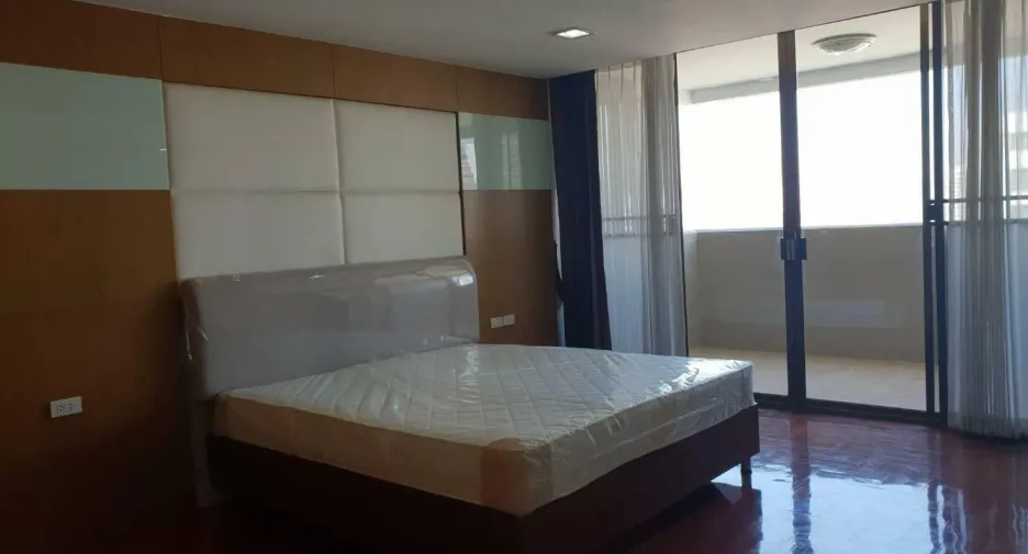 À louer 4 chambres condo à Khlong Toei, Bangkok