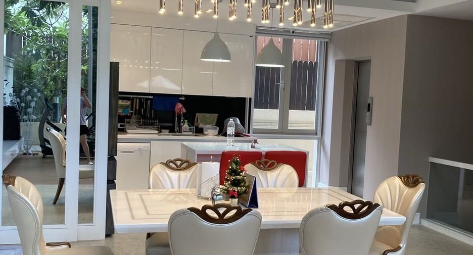 For sale and for rent 3 bedrooms townhouse in Watthana, Bangkok
