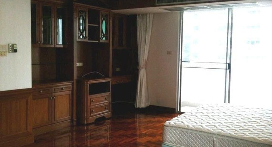 For rent 3 bedrooms condo in Khlong Toei, Bangkok