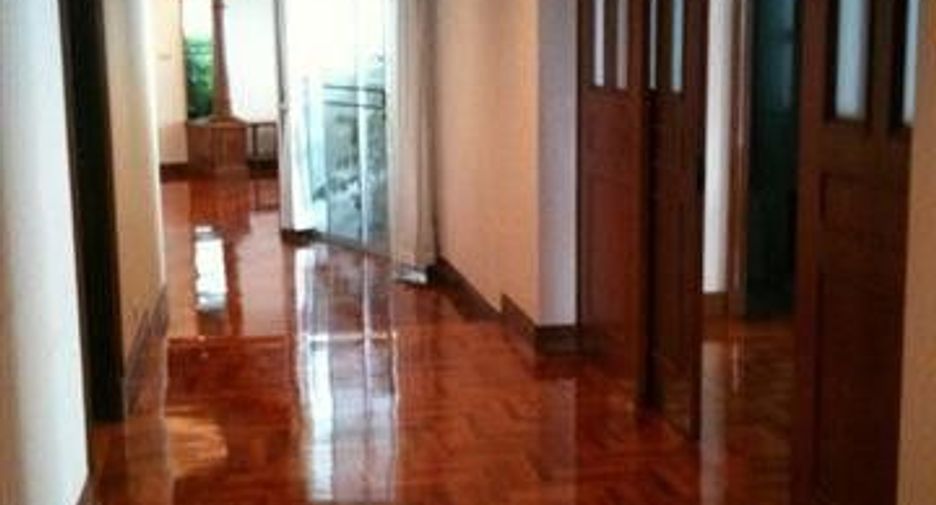 For rent 3 bedrooms condo in Khlong Toei, Bangkok