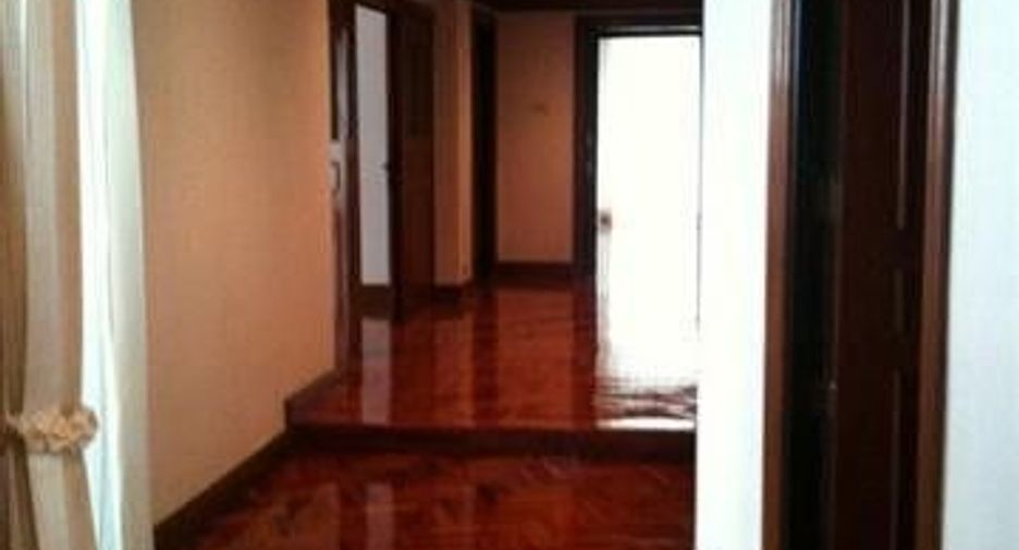 For rent 3 bedrooms condo in Khlong Toei, Bangkok