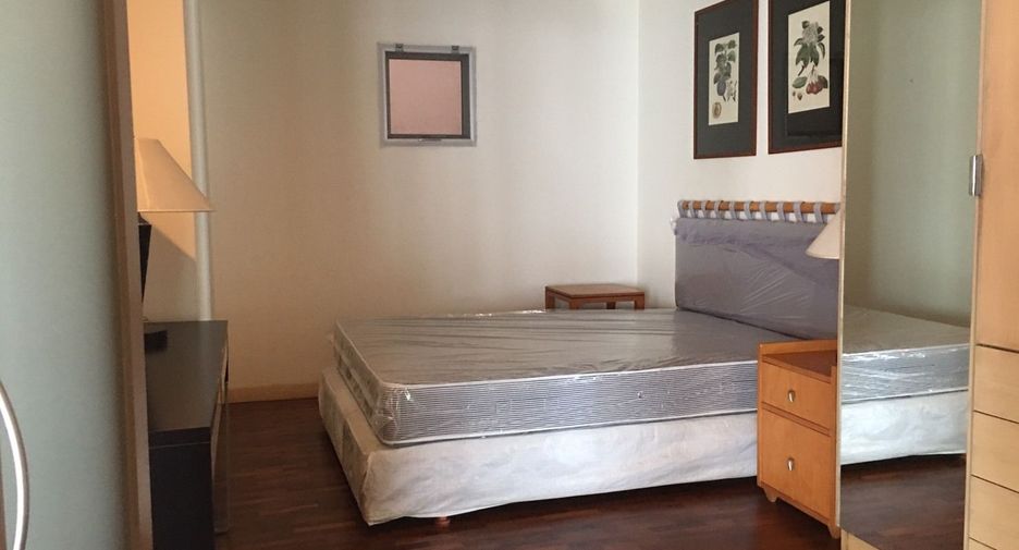 For rent 3 bedrooms condo in Yan Nawa, Bangkok