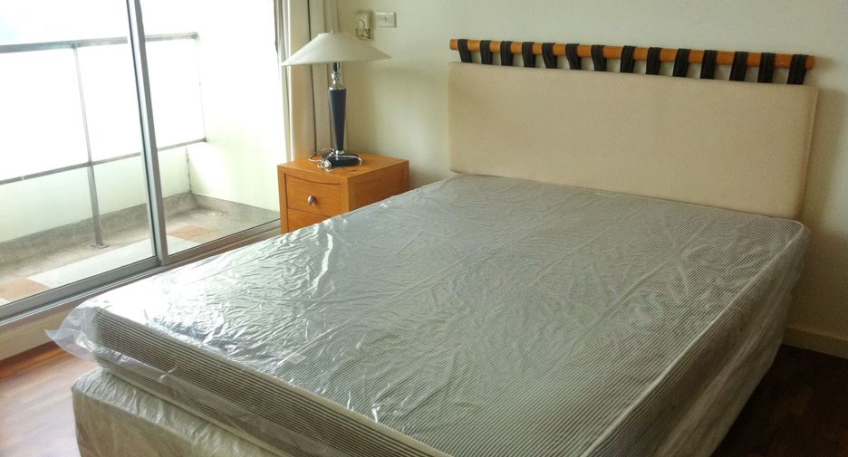 For rent 3 bedrooms condo in Yan Nawa, Bangkok
