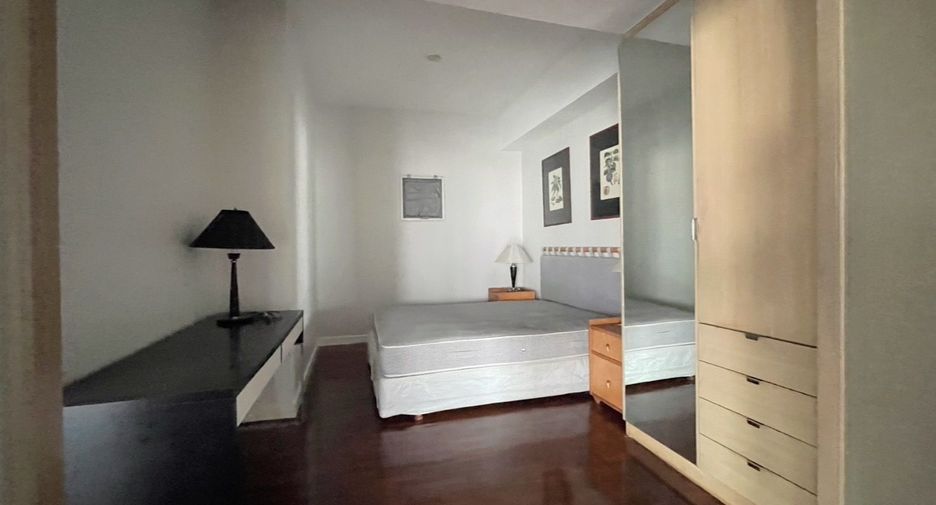 For rent 3 bedrooms condo in Yan Nawa, Bangkok