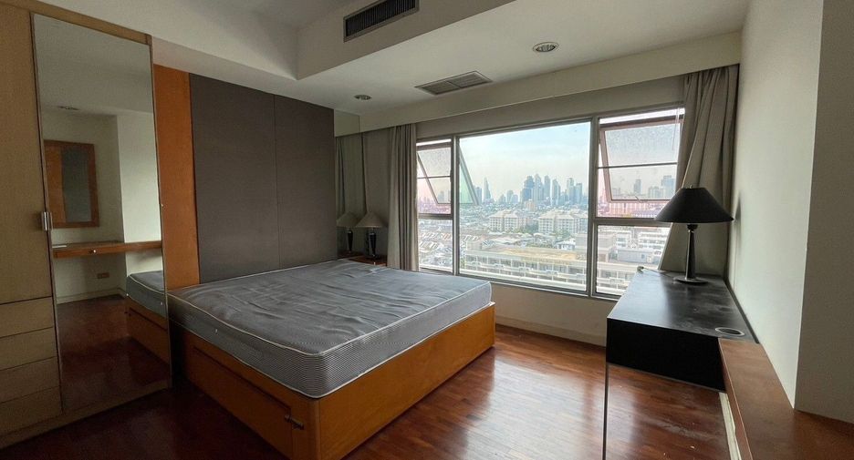 For rent 3 bedrooms condo in Yan Nawa, Bangkok