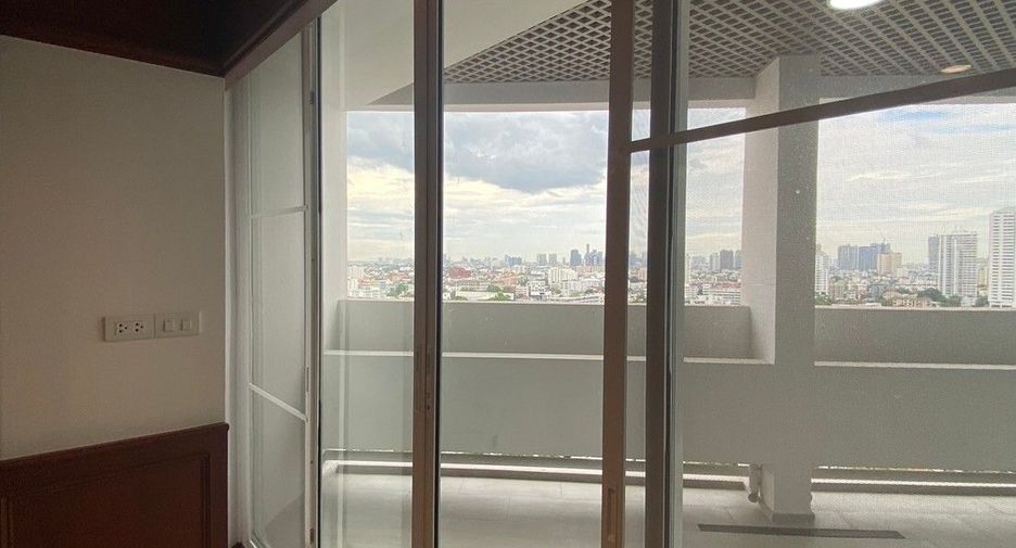 For rent 3 bedrooms condo in Watthana, Bangkok