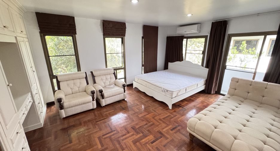 À louer 4 chambres maison à Huai Khwang, Bangkok